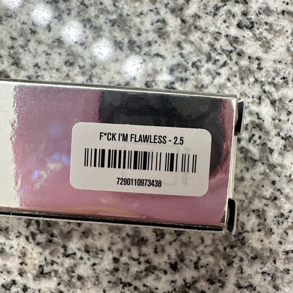 IL MAKIAGE - F*ck I’m Flawless Concealer - Picture 3 of 8